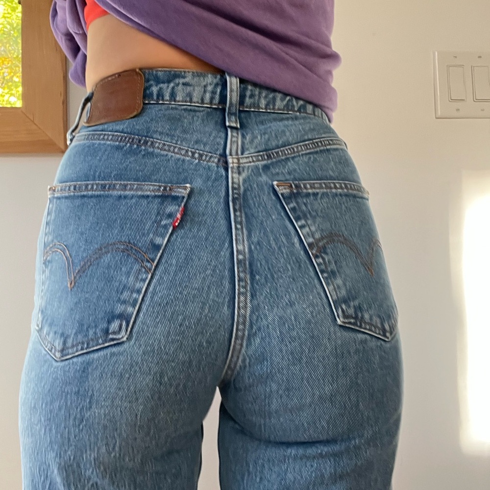 Levi's Ribcage High Rise Jeans - Picture 2 of 8